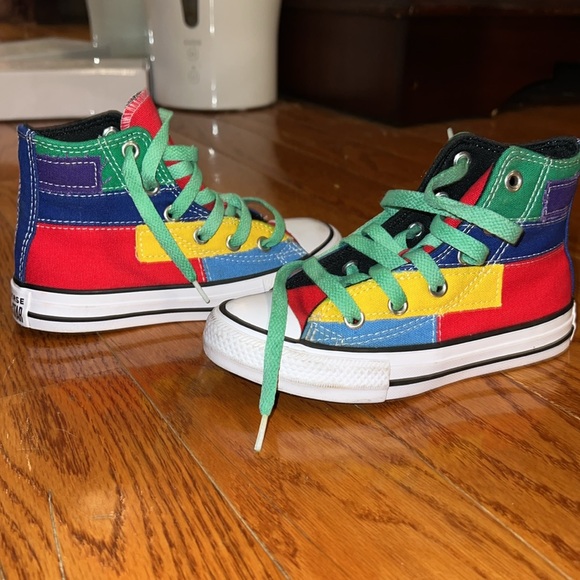 Used big kids chucks! Great print for the summer days! Size 11US - Picture 2 of 6